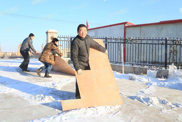 金總身先士卒，帶領大家除雪